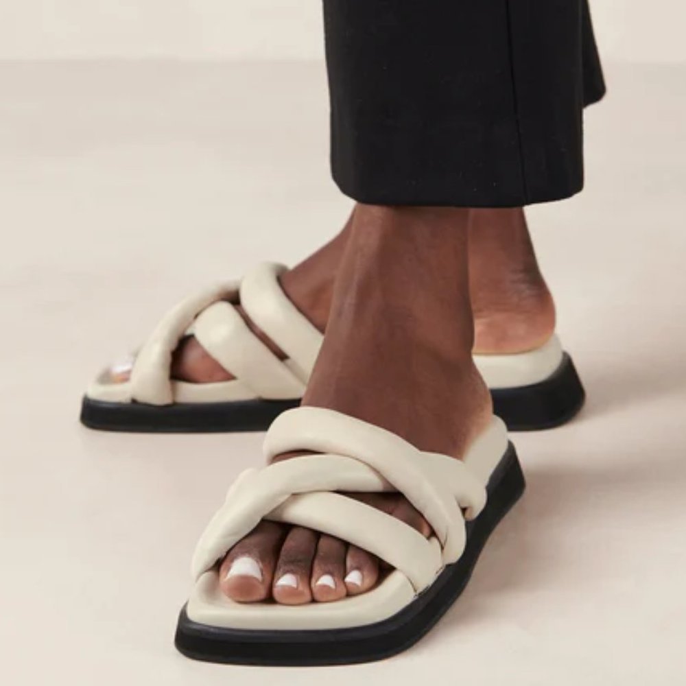 Alohas Slip On Cross White Leather Sandals NWOB Women's US 6 EU 36